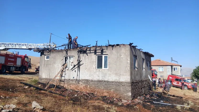 Doğanşehir'de çatı yangını