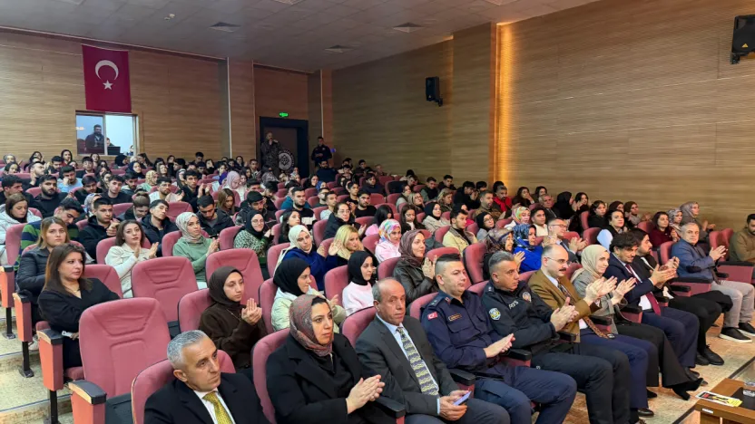 Doğanşehir'de Gençlere Uyuşturucu ve Siber Suçlarla Mücadele Anlatıldı