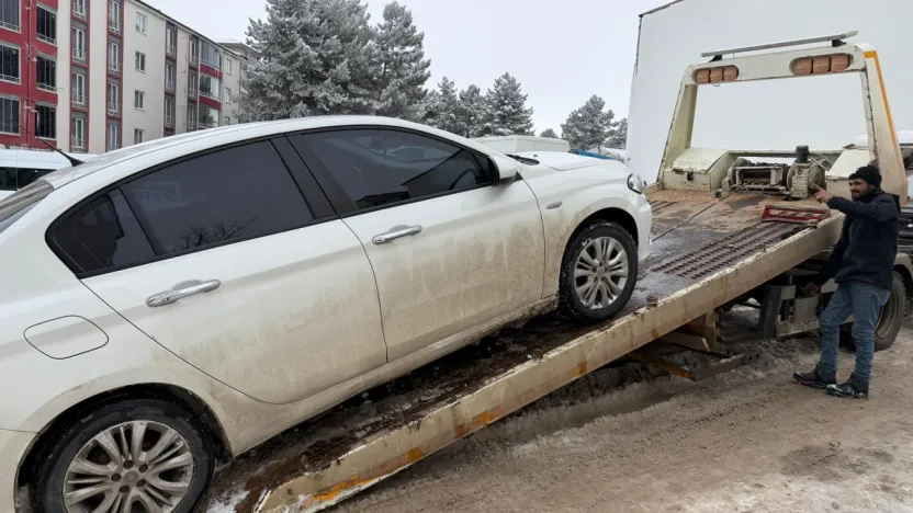Doğanşehir'de Kaputa Sıkışan Kedi İçin Seferberlik