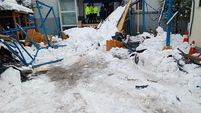 Doğanşehir'de Kar Yağışı Nedeniyle Sundurma Çöktü