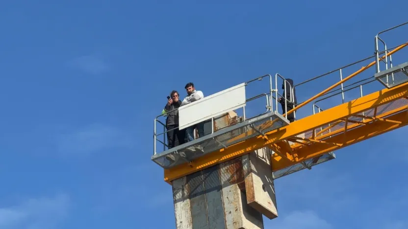 Doğanşehir'de Maaşlarını Alamayan İnşaat İşçileri Kule Vinçe Çıktı