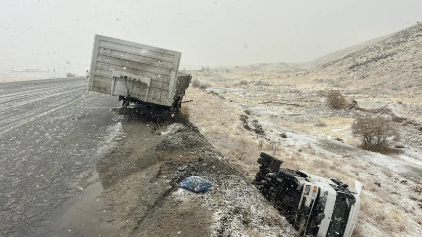 Doğanşehir'de Tır Şarampole Devrildi: 1 Yaralı