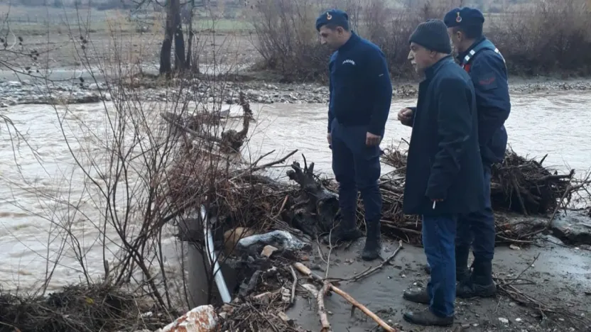 Doğanşehir'de yağmur suları sel getirdi, Belediye ekipleri seferber oldu