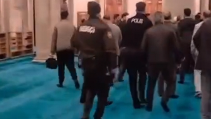 Eyüpsultan Camii'nde korku dolu anlar: Tartıştığı kişiye karşı silahını ateşledi