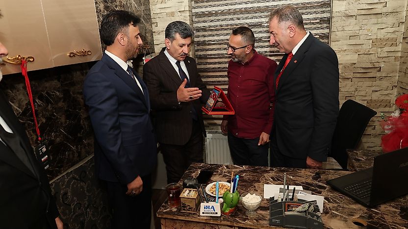 Ferhat Yılmaz'dan Kerem Altın'a Ziyaret ve Plaket Takdimi