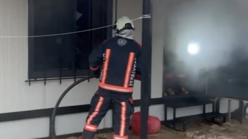 Gazi Mahallesinde Konteyner Yangını Korkuttu