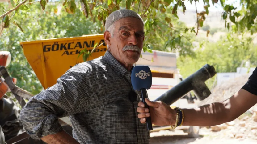 Geçimini sağlamak için traktörüne bağlı yem kırma makinesiyle köy köy geziyor