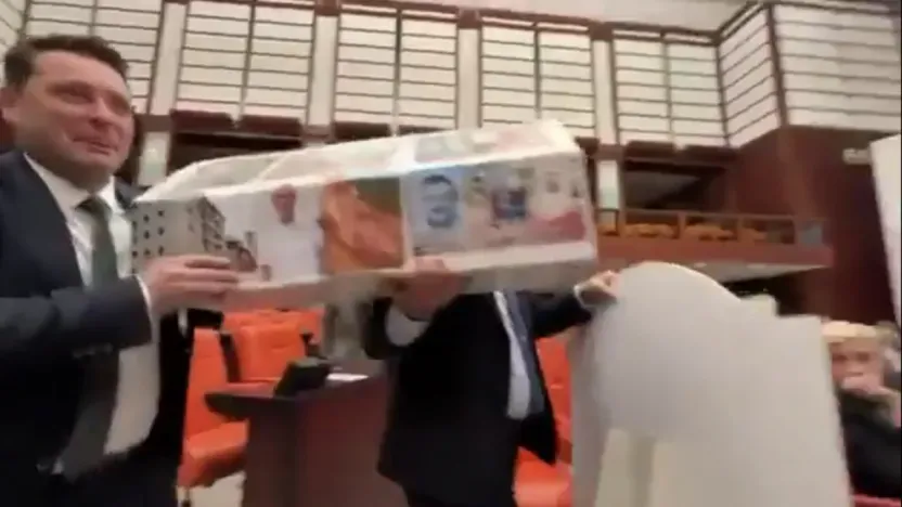 Genel Kurul'da Gergin Anlar: Maket Tabut Tartışması Gölgesinde Emekli Düzenlemesi Geçti