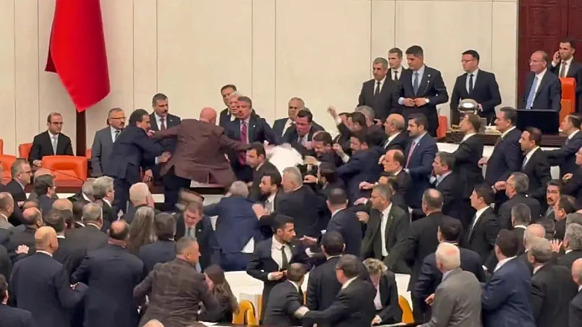 Genel Kurul'da Gergin Dakikalar: Vekiller Arasında Arbede