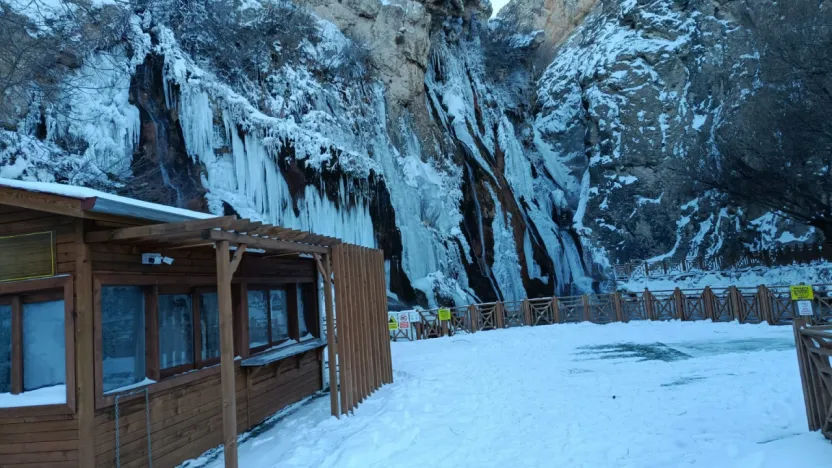 Günpınar Şelalesi Açık Hava Buz Müzesine Döndü