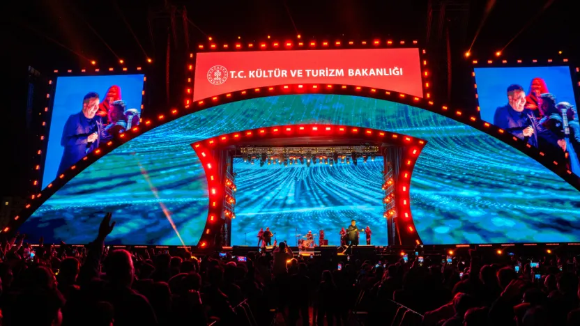 Haluk Levent'ten Malatya'da Müthiş Performans: Binler Hep Bir Ağızdan Söyledi