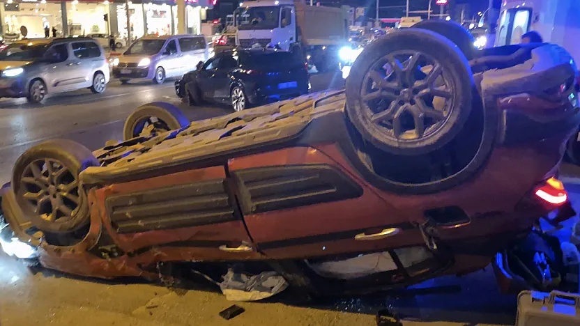 Hava Lojmanları Kavşağı'nda İki Otomobil Çarpıştı: 2 Yaralı