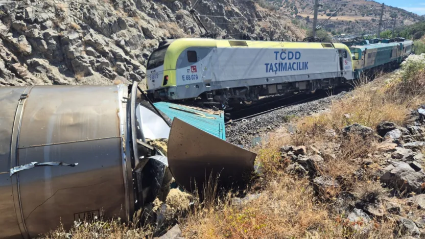 Hekimhan Hasan Çelebi Mevkii'nde Tren Kazası: Makinist Yaralandı