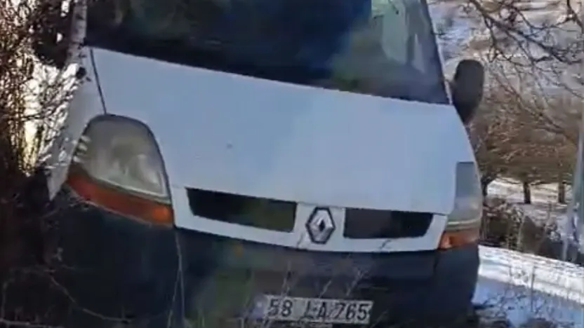 Hekimhan Kurşunlu'da Yıllardır Değişmeyen Tehlike: Minibüs Bahçeye Uçmaktan Kurtuldu