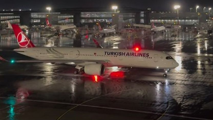 İstanbul'da Şiddetli Yağış Ulaşımı Felç Etti: 43 Uçak Rotasını Değiştirdi
