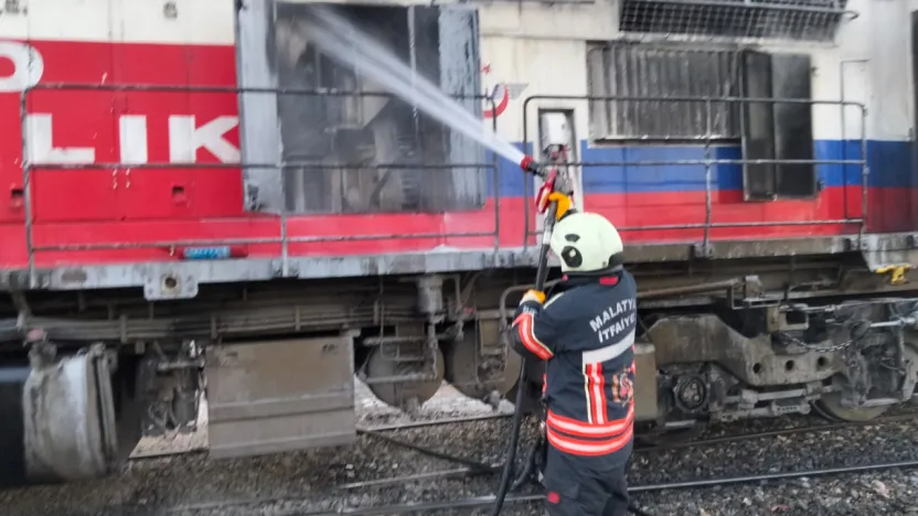 İtfaiye Hızlı Müdahale Etti: Malatya'da Lokomotif Yangını Kontrol Altında