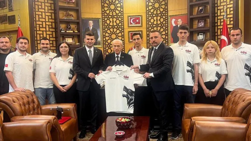 KAAN Teknoloji Kulübü'nün geliştirdiği İHA prototipi, MHP lideri Bahçeli'ye takdim edildi