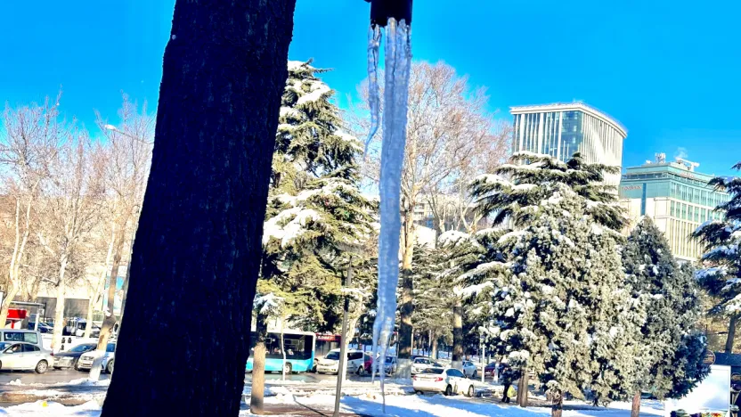 Kar Yağışı Sonrası Malatya'da Buz Sarkıtları Vatandaşları Tehdit Ediyor