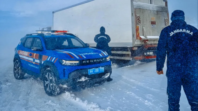 Kar Yağışı Ulaşımı Felç Etti: Malatya–Kayseri Karayolu Kamyonlara Kapandı