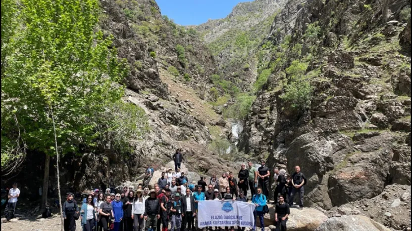 Karanlık Dere Kanyonu'nda Ters Lale İçin Doğa Yürüyüşü
