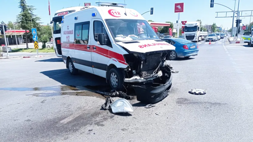 Kaza ihbarına giden ambulans kaza yaptı