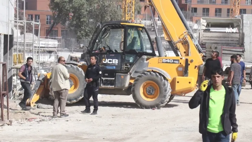 Kepçe ile Duvar Arasında Sıkıştı: Durumu Ağır