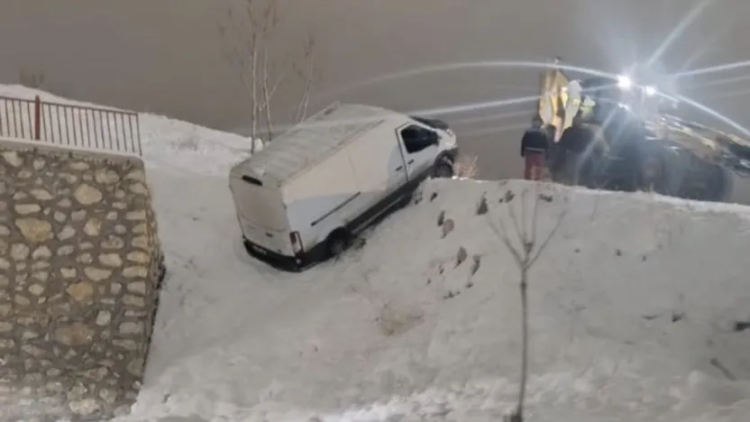 Kernek'te Kurtarma Çalışması Kaza ile Sonuçlandı: Minibüs Yerden Çakıldı