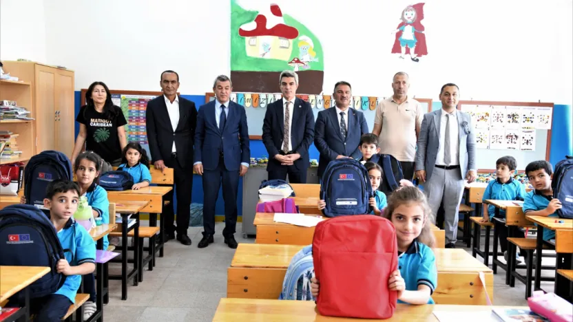 Kırsaldaki Öğrencilere Çanta ve Kırtasiye Seti Dağıtıldı