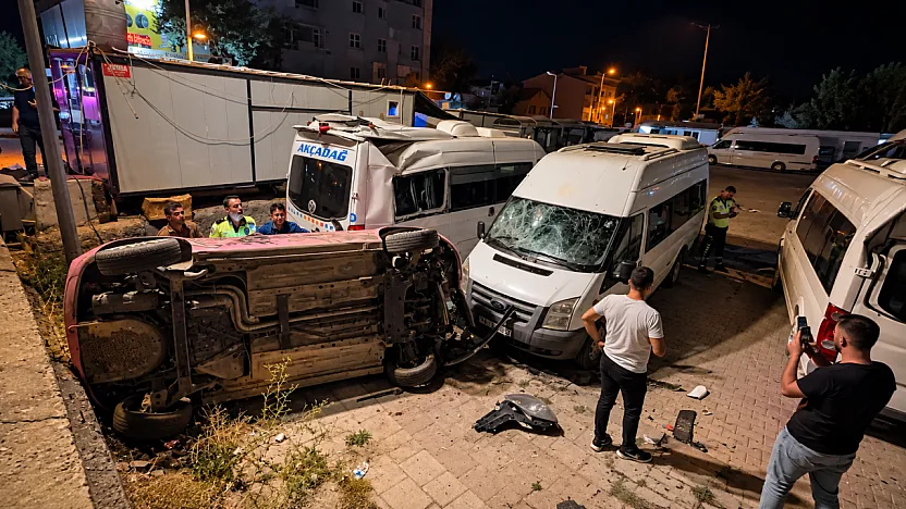 Kontrolden Çıkan Otomobil 3 Minibüse Çarparak Takla Attı