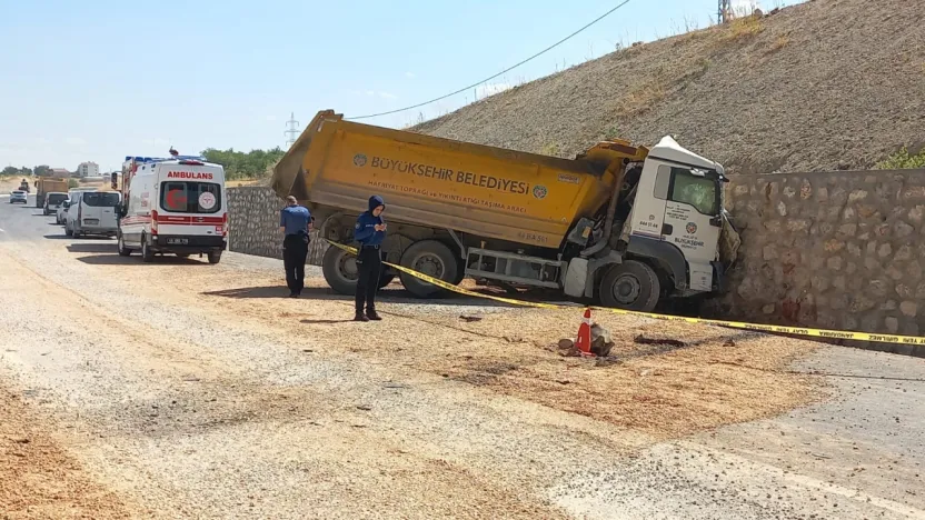 Lastiği Patlayan Kamyon İstinat Duvarına Çarptı: 48 Yaşındaki Sürücü Hayatını Kaybetti