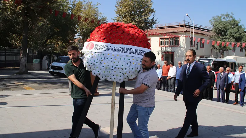 Malatya'da Ahilik Haftası için Atatürk Anıtı'na çelenk sunuldu