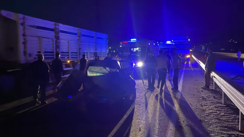 Malatya'da bariyerlere çarpan otomobilde 4 kişi yaralandı