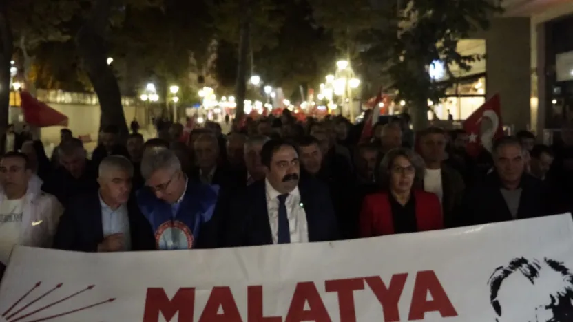 Malatya'da Cumhuriyet Bayramı Tartışması: Marşlar Repertuardan Çıkarıldı, Halk Sokaklara Taştı