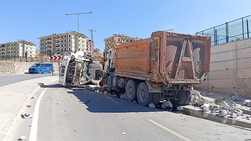 Malatya'da Feci Kaza! Freni Boşalan Kamyon Karşı Şeride Geçti