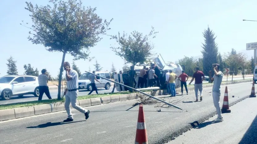 Malatya'da Hafif Ticari Araç Devrildi: 1 Yaralı