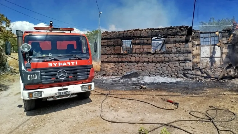 Malatya'da Metruk Ev Yangını: Yangın Kontrol Altına Alındı