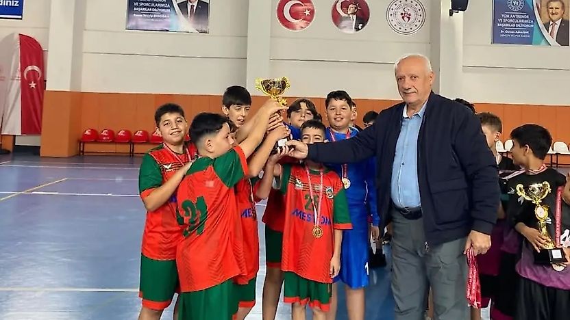 Malatya'da Minik Hentbolcuların Cumhuriyet Bayramı Heyecanı