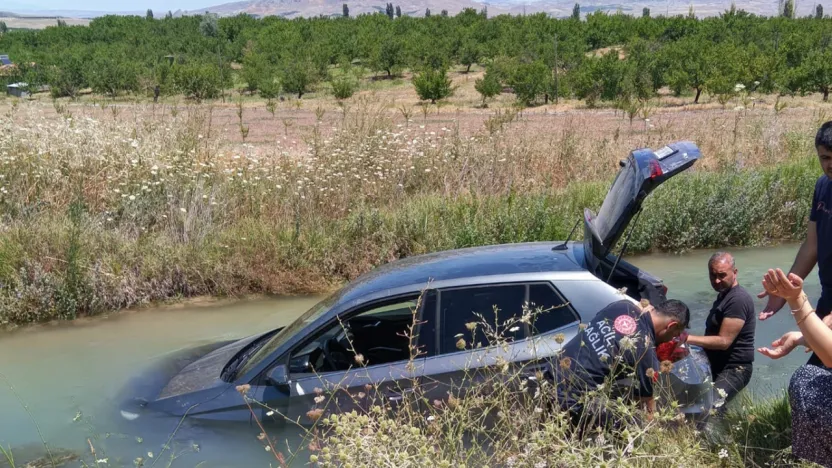 Malatya'da otomobil dereye uçtu: 2 yaralı