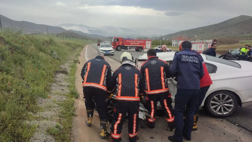 Malatya'da Otomobiller kafa kafaya çarpıştı: 2 ölü, 2 yaralı