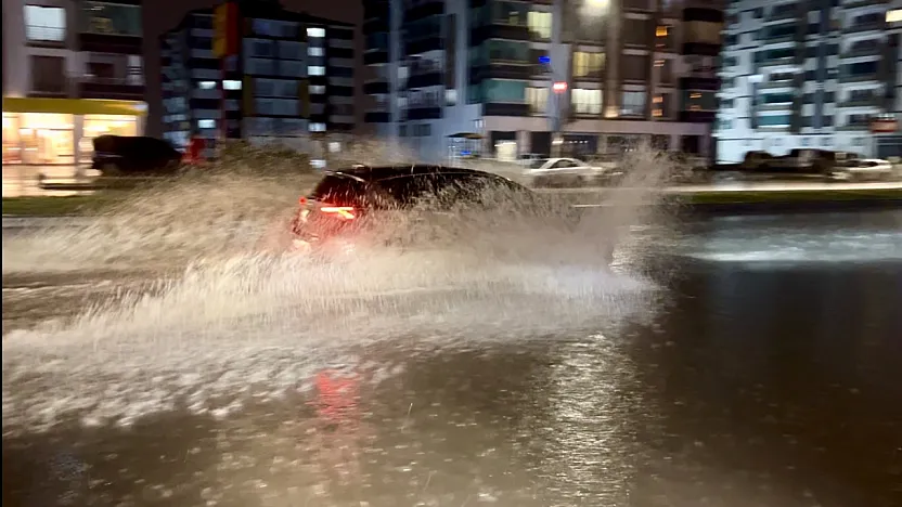 Malatya'da Sağanak Yağış Yolları Göle Çevirdi