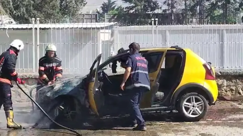 Malatya'da seyir halindeki ticari taksi alev aldı