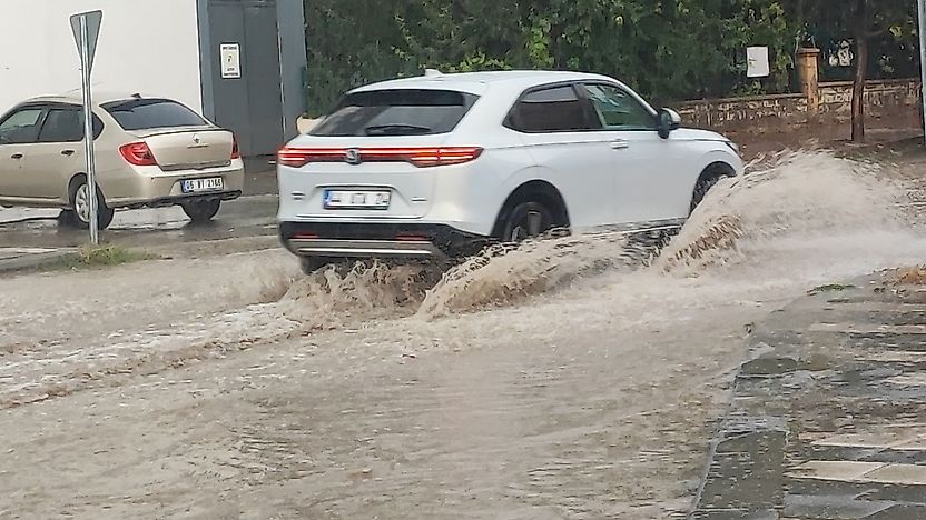 Malatya'da şiddetli yağış yolları göle çevirdi