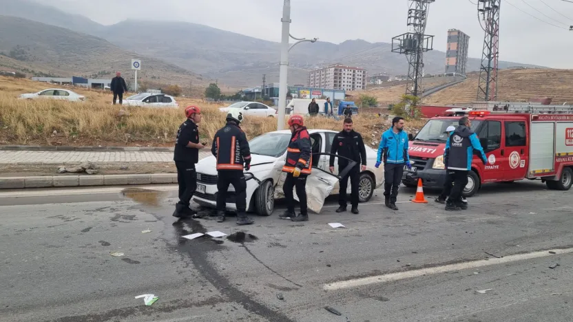 Malatya'da Trafik Kazası: İki Araç Çarpıştı, 2 Yaralı
