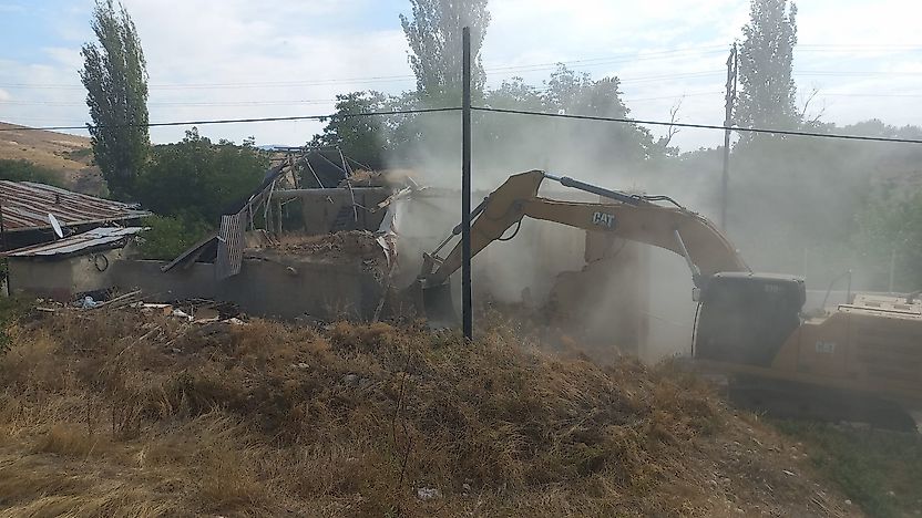 Malatya Darende'de Deprem Hasarlı Evlerin Yıkımına Başlandı