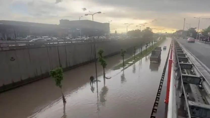 Malatya sağanak yağış nedeniyle yollar göle döndü