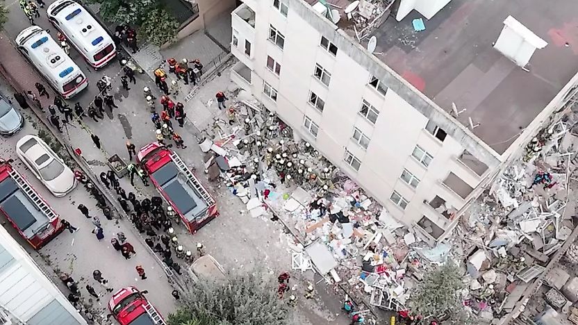 Maltepe'de çöken binada arama çalışmaları sürüyor: 2 kişi hayatını kaybetti