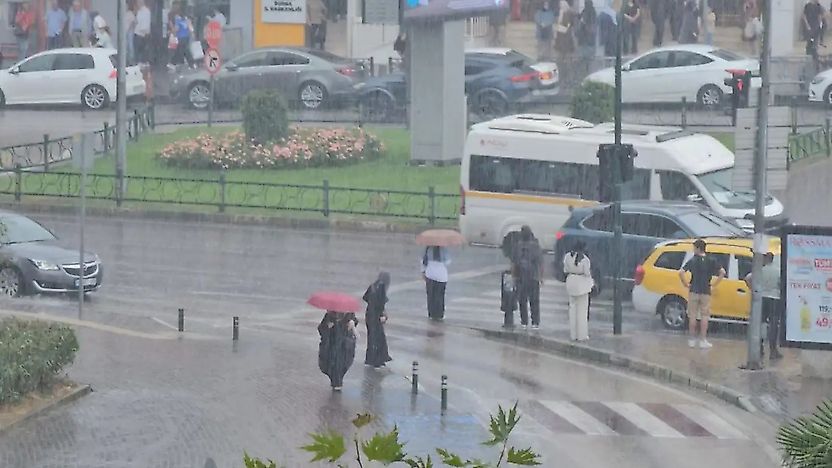 Meteoroloji'den Peş Peşe Uyarılar: Sel, Hortum ve Fırtına Riski
