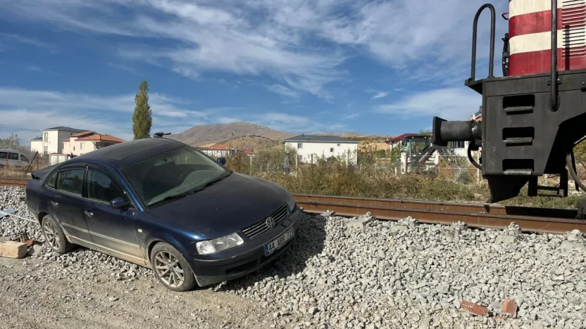 Mucize Kurtuluş! Lokomotifin Çarptığı Araçtan Sağ Çıktılar