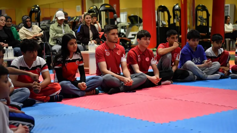 Olimpiyat İkincisi Milli Boksör Hatice Akbaş, Yeşilyurt Belediyesi Kick-Boks Sporcularıyla Buluştu