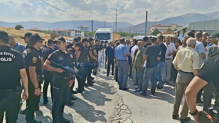 Ölümlü Kazanın Ardından Halk Yola İndi: 'Daha Kaç Can Gidecek?'